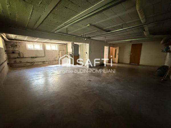 MAISON INDIVIDUELLE : 3 CHAMBRES, JARDIN, GARAGES