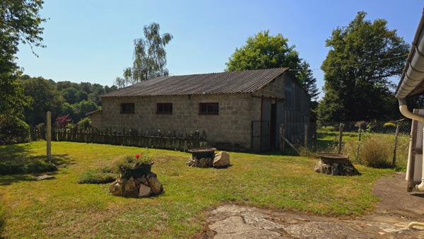 Maison en campagne avec hangars et terrain de plus d'un hectare