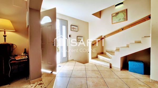 Élégance et confort pour cette maison familiale T6 sans travaux, avec piscine et prestations soignées