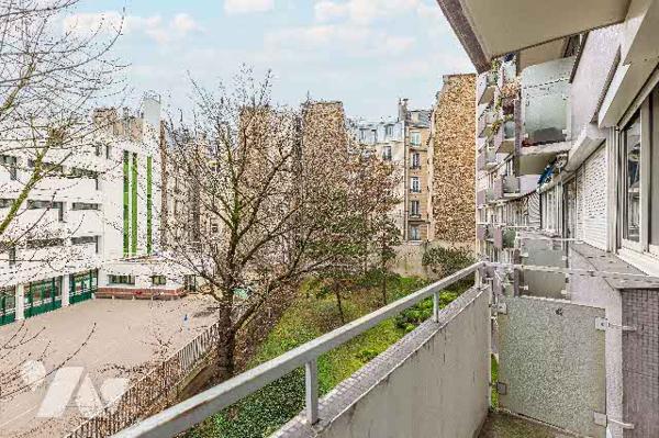 Appartement à rénover situé au 3e étage de trois pièces avec balcon, cave +parking en option