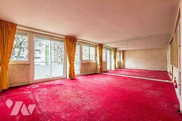 Appartement à rénover situé au 3e étage de trois pièces avec balcon, cave +parking en option