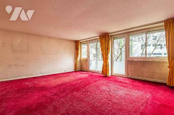 Appartement à rénover situé au 3e étage de trois pièces avec balcon, cave +parking en option
