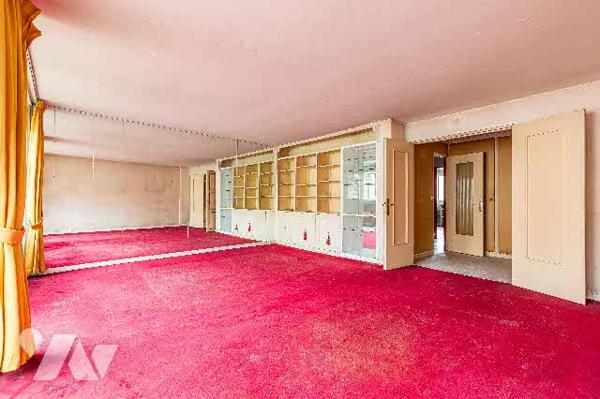 Appartement à rénover situé au 3e étage de trois pièces avec balcon, cave +parking en option