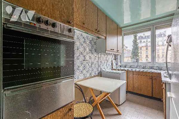Appartement à rénover situé au 3e étage de trois pièces avec balcon, cave +parking en option