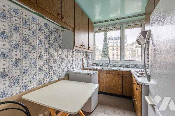 Appartement à rénover situé au 3e étage de trois pièces avec balcon, cave +parking en option