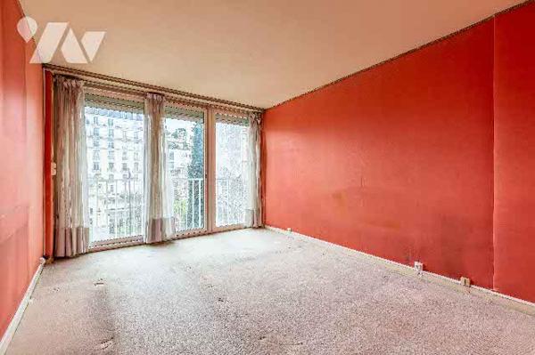 Appartement à rénover situé au 3e étage de trois pièces avec balcon, cave +parking en option