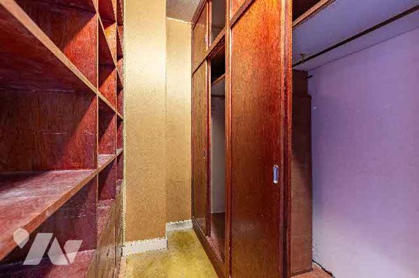 Appartement à rénover situé au 3e étage de trois pièces avec balcon, cave +parking en option