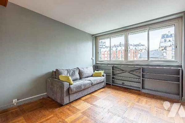 Appartement à rénover situé au 3e étage de trois pièces avec balcon, cave +parking en option