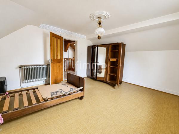 Belle opportunité : maison avec grange, jardin , garage et dépendance