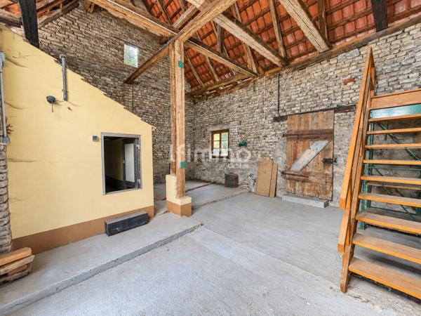Belle opportunité : maison avec grange, jardin , garage et dépendance