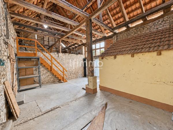 Belle opportunité : maison avec grange, jardin , garage et dépendance