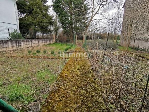 Belle opportunité : maison avec grange, jardin , garage et dépendance