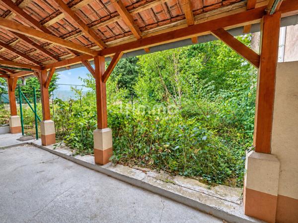 Belle opportunité : maison avec grange, jardin , garage et dépendance