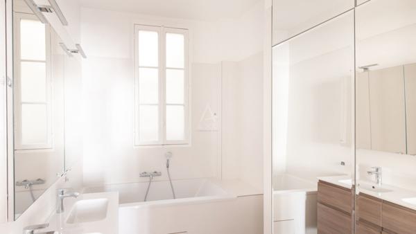 PARIS XVI - OCDE - MAGNIFIQUE APPARTEMENT HAUSSMANNIEN 3 CHAMBRES.