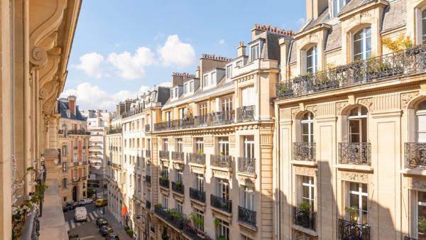 PARIS XVI - OCDE - MAGNIFIQUE APPARTEMENT HAUSSMANNIEN 3 CHAMBRES.