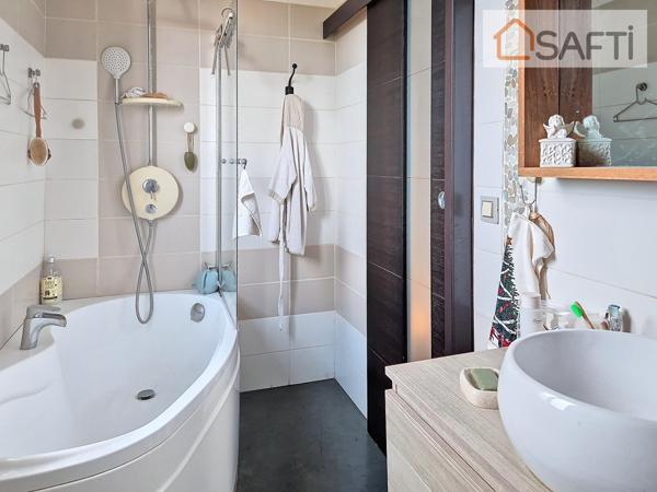 Grand T2 possibilité T3  baigné de lumière.