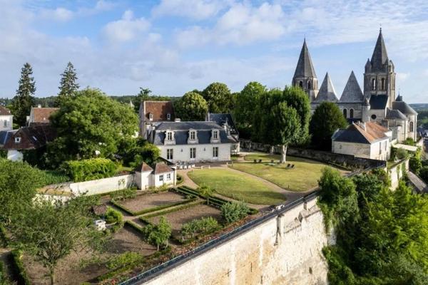 Maison Louis-Philippe en position dominante en Touraine