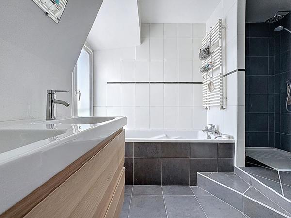 VALENCE CENTRE VILLE DERNIER ÉTAGE 5 PIÈCES ET GARAGE