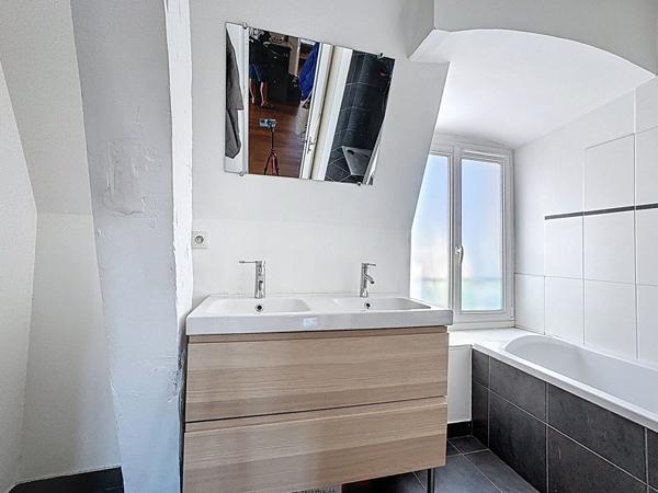 VALENCE CENTRE VILLE DERNIER ÉTAGE 5 PIÈCES ET GARAGE