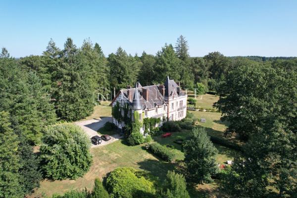 Splendide château et son parc de 1,65 ha au cœur d'un massif forestier