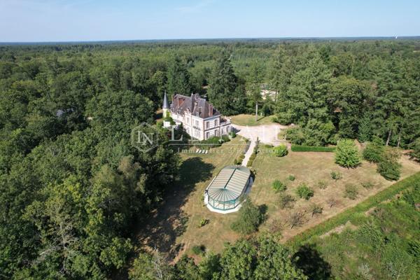 Splendide château et son parc de 1,65 ha au cœur d'un massif forestier