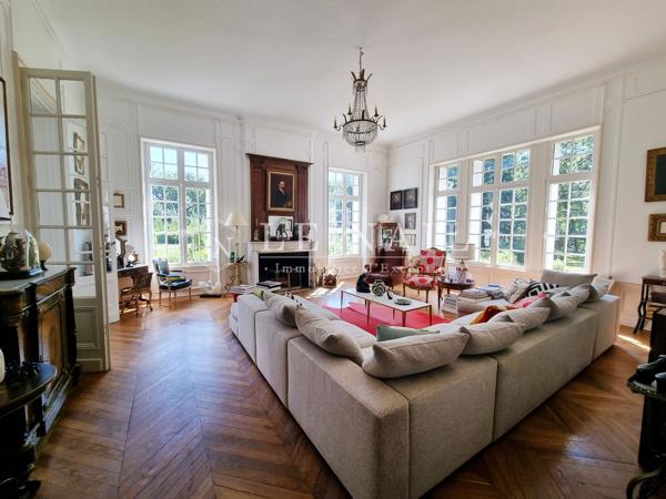 Splendide château et son parc de 1,65 ha au cœur d'un massif forestier