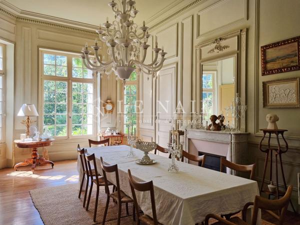 Splendide château et son parc de 1,65 ha au cœur d'un massif forestier