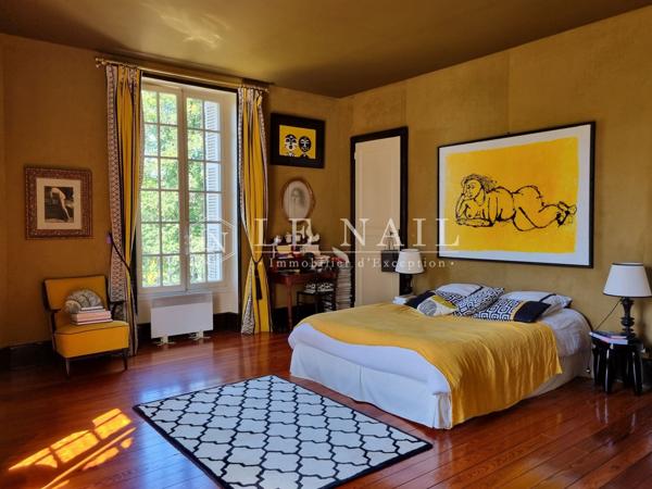 Splendide château et son parc de 1,65 ha au cœur d'un massif forestier