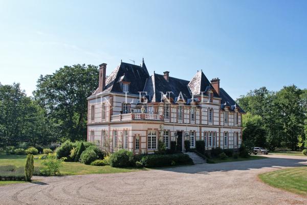 Splendide château et son parc de 1,65 ha au cœur d'un massif forestier