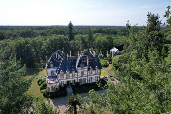 Splendide château et son parc de 1,65 ha au cœur d'un massif forestier