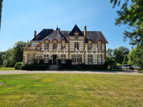 Splendide château et son parc de 1,65 ha au cœur d'un massif forestier