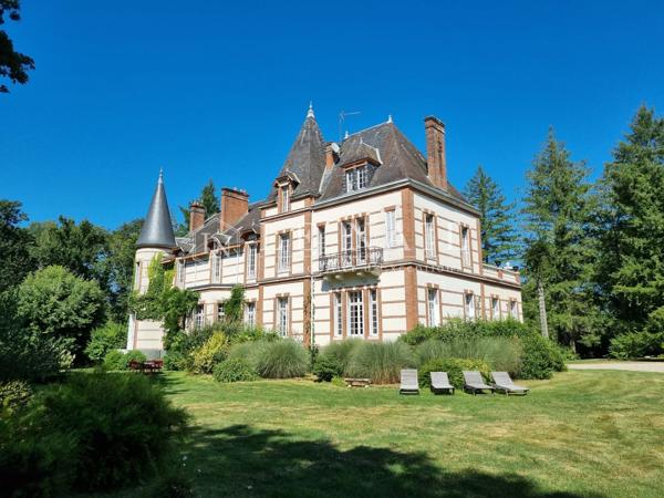 Splendide château et son parc de 1,65 ha au cœur d'un massif forestier