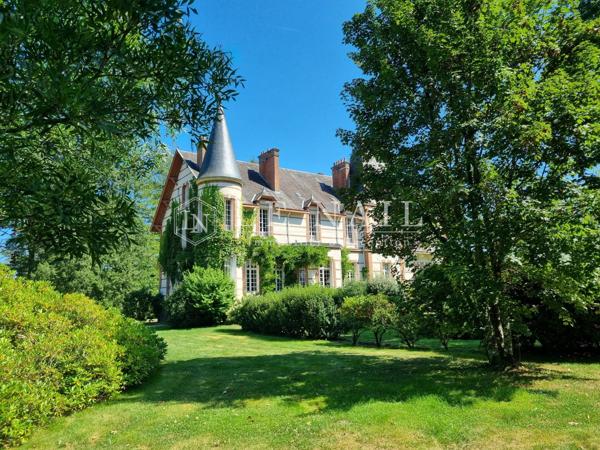 Splendide château et son parc de 1,65 ha au cœur d'un massif forestier