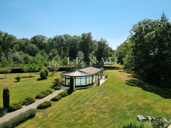 Splendide château et son parc de 1,65 ha au cœur d'un massif forestier