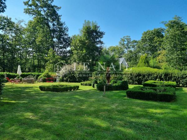 Splendide château et son parc de 1,65 ha au cœur d'un massif forestier