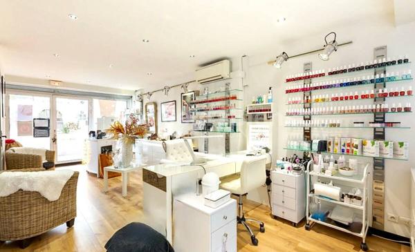 Fréjus plage -fonds - local commercial  63m2 vitrine 1 étage terrasse parking