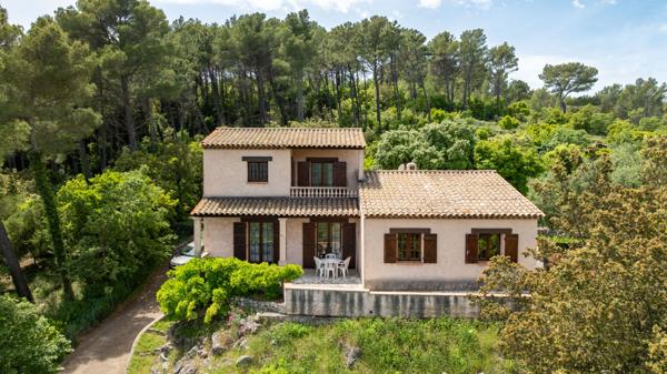 EXCLUSIVITE A VENDRE - MAISON FIGANIERES VUE 118m² + véranda et sous sol complet sur terrain clos de 1500m²