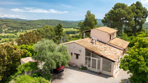 EXCLUSIVITE A VENDRE - MAISON FIGANIERES VUE 118m² + véranda et sous sol complet sur terrain clos de 1500m²