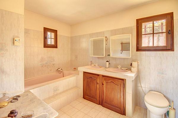 EXCLUSIVITE A VENDRE - MAISON FIGANIERES VUE 118m² + véranda et sous sol complet sur terrain clos de 1500m²