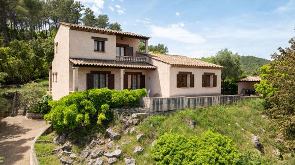 EXCLUSIVITE A VENDRE - MAISON FIGANIERES VUE 118m² + véranda et sous sol complet sur terrain clos de 1500m²