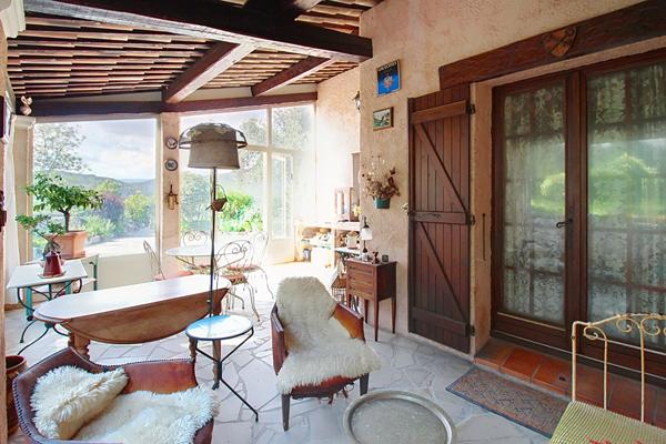 EXCLUSIVITE A VENDRE - MAISON FIGANIERES VUE 118m² + véranda et sous sol complet sur terrain clos de 1500m²