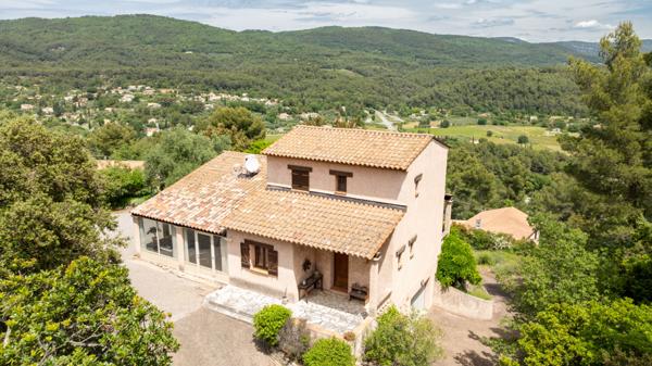 EXCLUSIVITE A VENDRE - MAISON FIGANIERES VUE 118m² + véranda et sous sol complet sur terrain clos de 1500m²