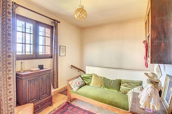 EXCLUSIVITE A VENDRE - MAISON FIGANIERES VUE 118m² + véranda et sous sol complet sur terrain clos de 1500m²