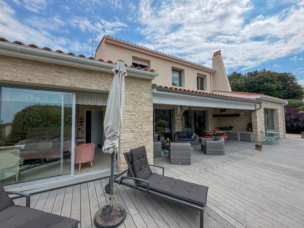 Maison
                                                                                                                                                                                                                                                                                                                        7 pièce(s)                                                                                                                                                                                                          4 chambre(s)                                                                                                                                                                                                          177  m²
