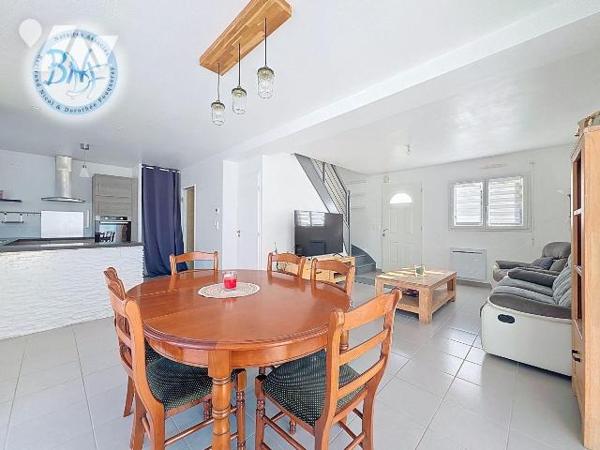 Maison récente idéalement située dans un environnement résidentiel recherché, au sein d'un loti...