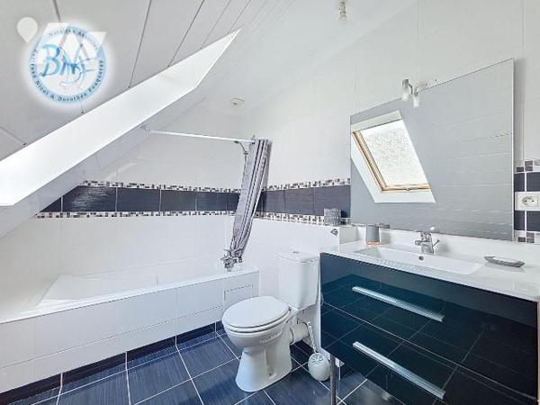 Maison récente idéalement située dans un environnement résidentiel recherché, au sein d'un loti...