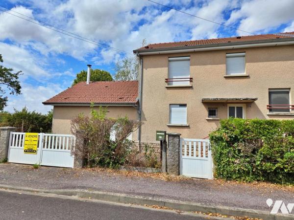 Maison d'habitation avec garage et jardin