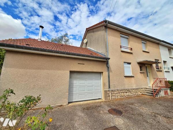 Maison d'habitation avec garage et jardin