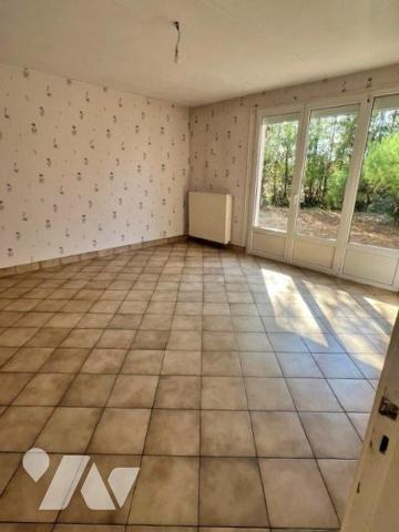 Maison d'habitation avec garage et jardin