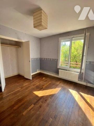 Maison d'habitation avec garage et jardin